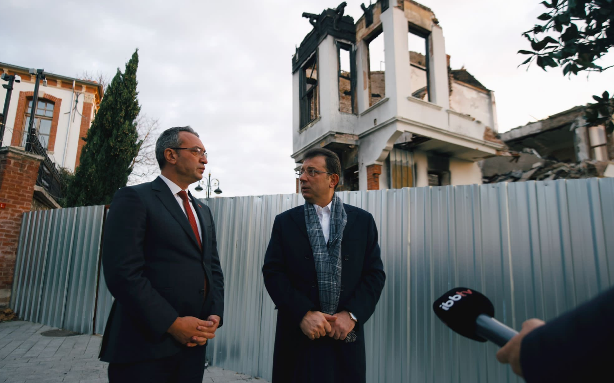 Ekrem İmamoğlu, TÜGVA'ya devredilen yıkılmış binayı görünce dayanamadı: "Laf gelince çöp çukur diyorsun, çöp çukur bu işte"