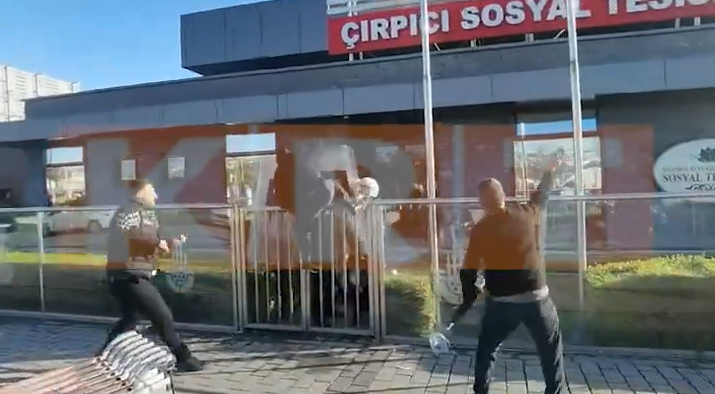 Taksiciler, UKOME binasını taş yağmuruna tuttu