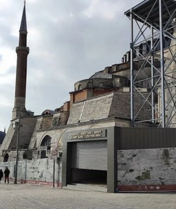 Ayasofya'nın giriş kapısına ticarethane gibi kepenk takıldı