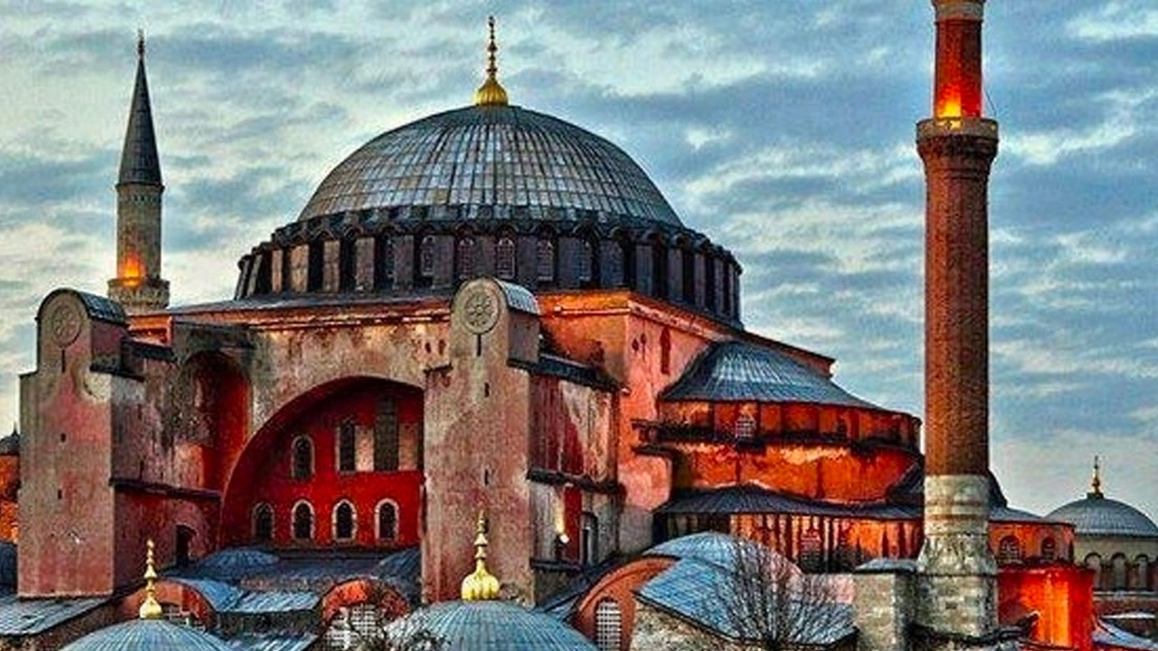 Ayasofya'nın giriş kapısı ayrıldı