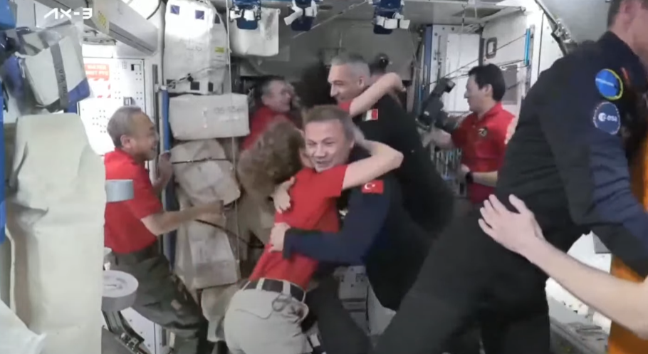 7 astronot ve kozmonot, Alper Gezeravcı ve ekip arkadaşlarını karşıladı! İlk kare böyle yayınlandı