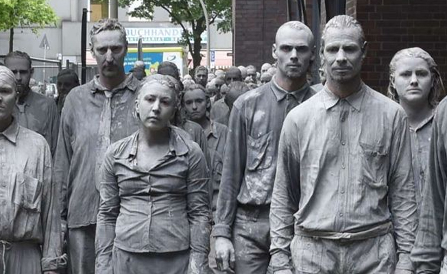 G20 öncesi Hamburg: Zombi makyajlı protestocular sokakları doldurdu