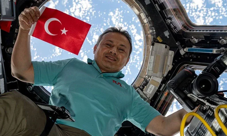 Alper Gezeravcı uzayda bir gününün nasıl geçtiğini anlattı! Nasıl besleniyor, en çok hangi yemeği özledi?