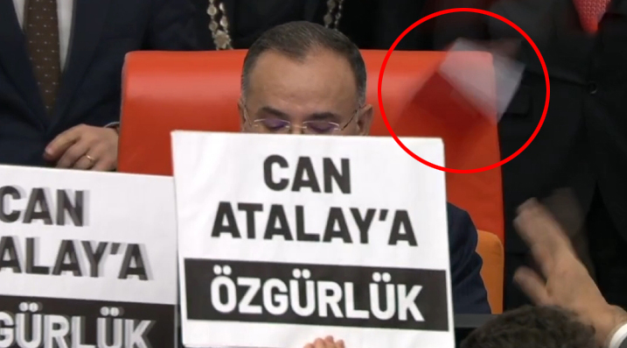 Can Atalay kararını okuyan Bekir Bozdağ'ın suratına Anayasa kitapçığı fırlatıldı