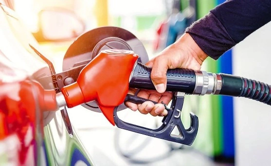 Benzine yarından itibaren zam geliyor!