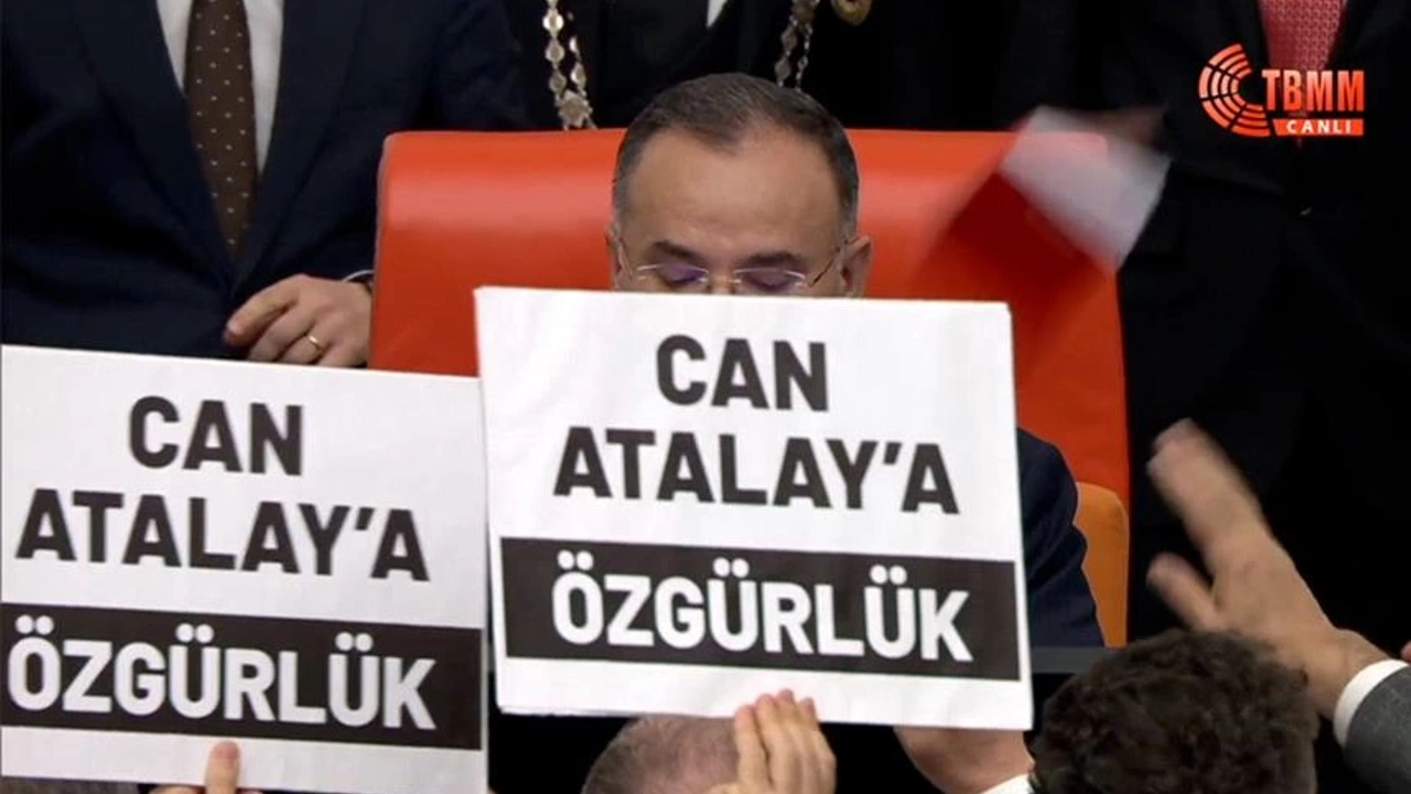Bekir Bozdağ'ın suratına anayasa kitapçığı fırlatan isim konuştu