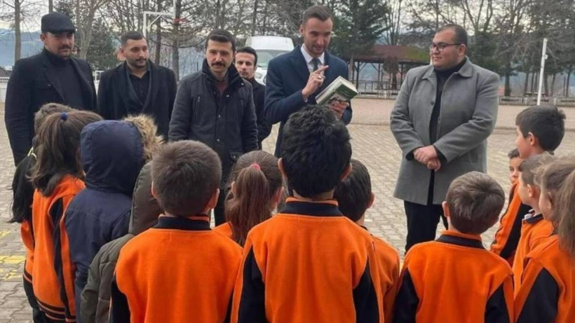 Ülkü Ocakları ilkokulu ziyaret edip kitap dağıttı