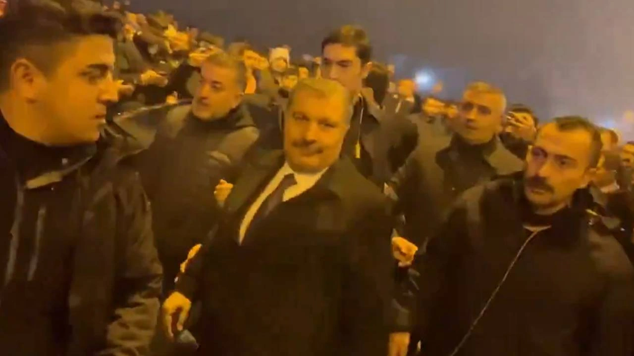 Fahrettin Koca Hatay'da vatandaşlar tarafından yuhalandı