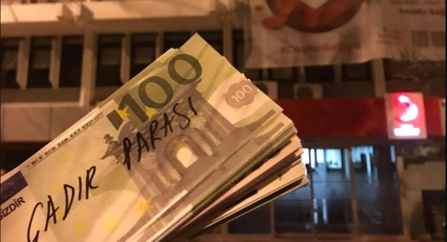 Kızılay Genel Müdürlüğü önüne çadır parası bıraktılar! Depremde çadır satılmasını unutmadılar