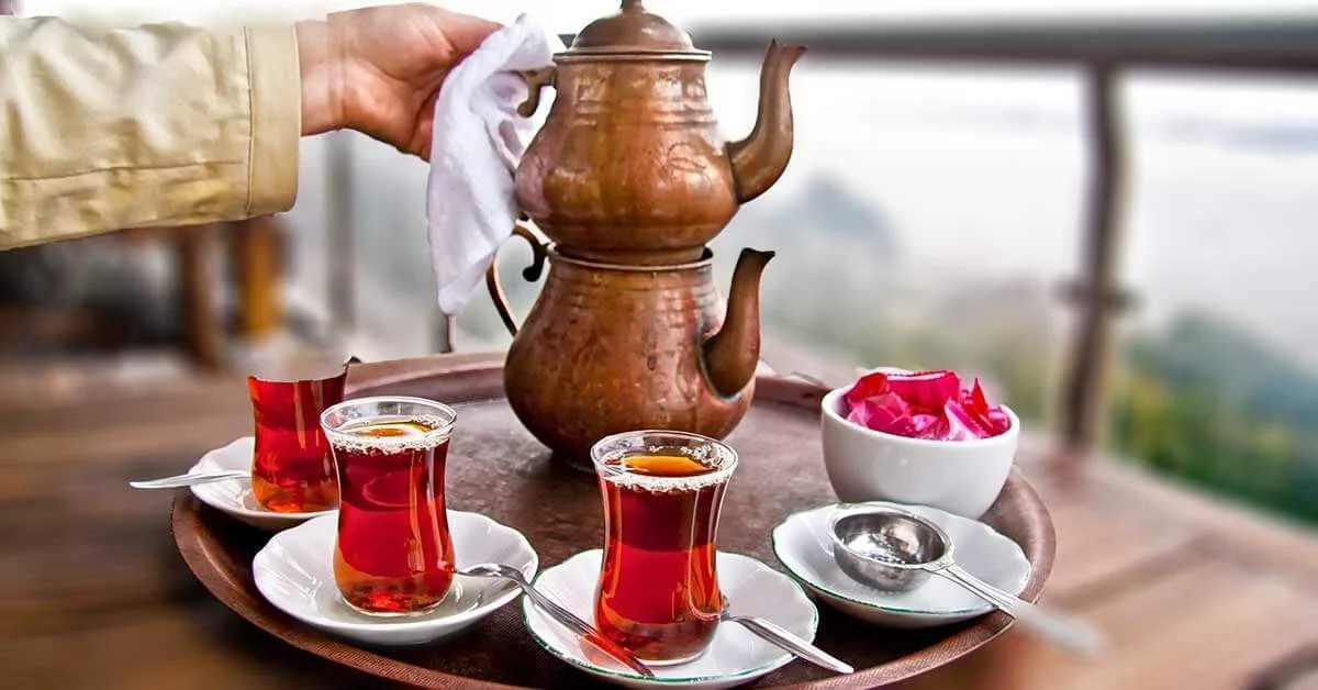 Yıllardır yanlış biliyormuşuz! Çayı böyle demleyenler sağlığından olabilir