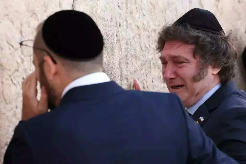 Çılgın devlet başkanı din değiştirmeye karar verdi