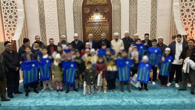 Camiye giderek namaz kılan çocuklara ödül puanı verildi
