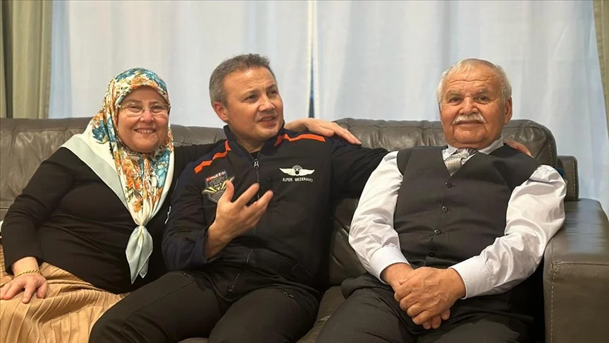 Türkiye’nin ilk astronotu Alper Gezeravcı ailesine kavuştu