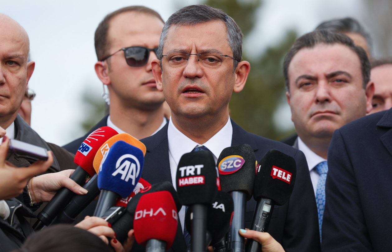 Özgür Özel'den DEM Parti açıklaması: "Kimsenin çıkaracağı adaya da çıkarmadığı adaya da lafımız da minnetimiz de yok"