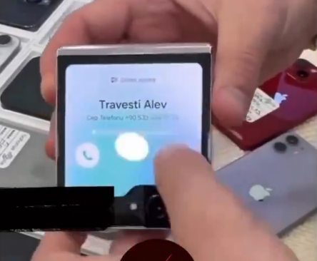 Telefon tanıtımı yaparken gelen aramayla ne yapacağını şaşırdı