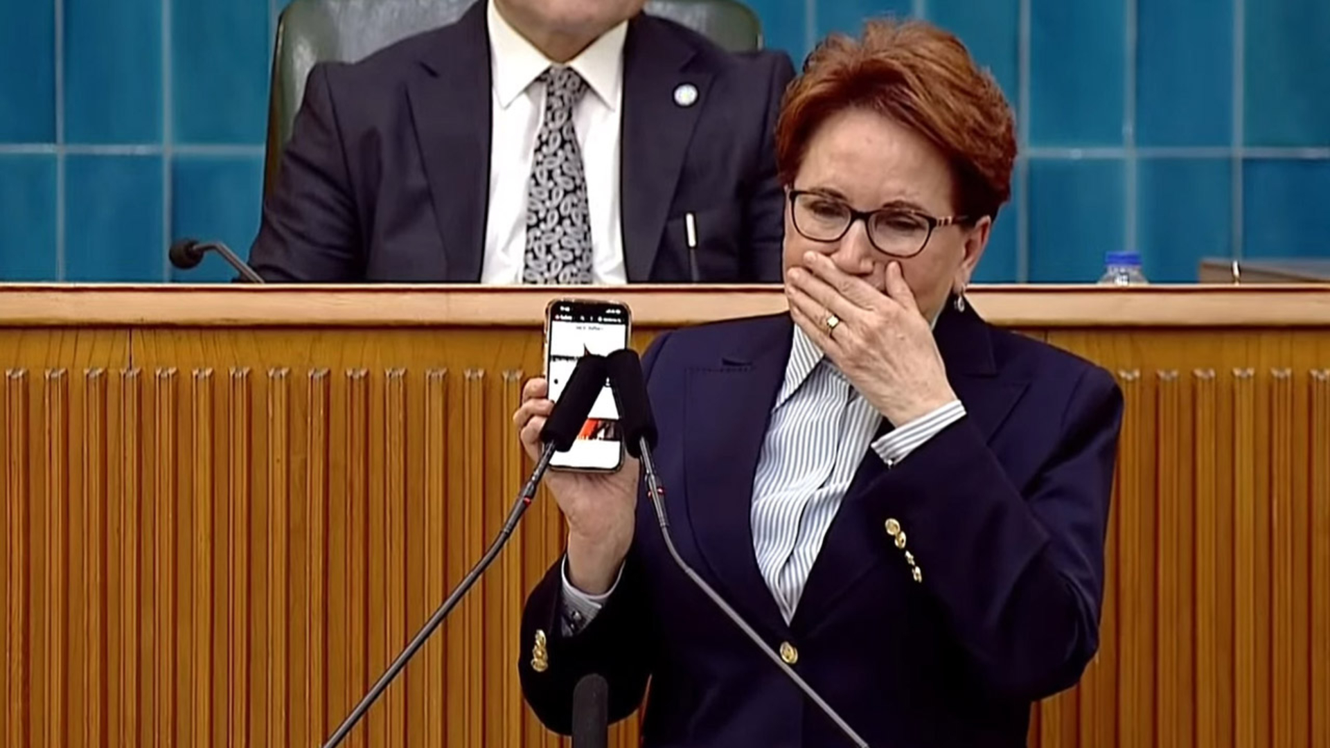 İYİ Parti Genel Başkanı Meral Akşener, grup toplantısında hıçkıra hıçkıra ağladı