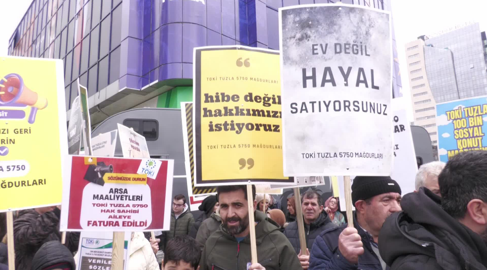 TOKİ mağdurları bir kez daha Murat Kurum'un kulaklarını çınlattı
