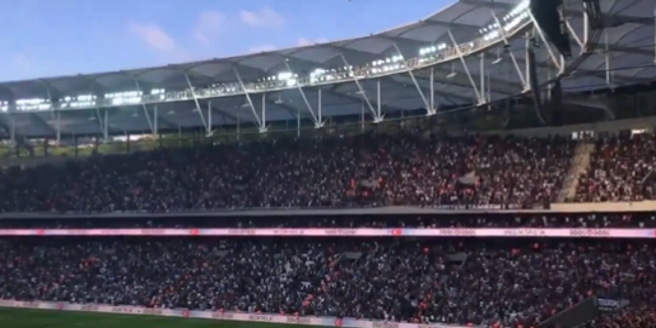 Beşiktaş taraftarı tek ses: "Türkiye laiktir, laik kalacak"