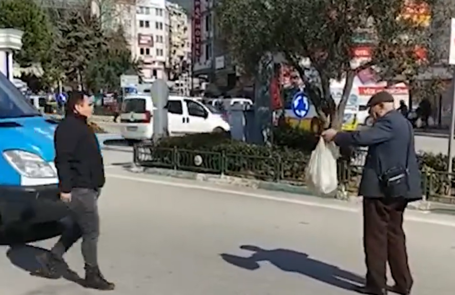 AKP seçim aracının önüne geçen yaşlı adam bakın ne yaptı!