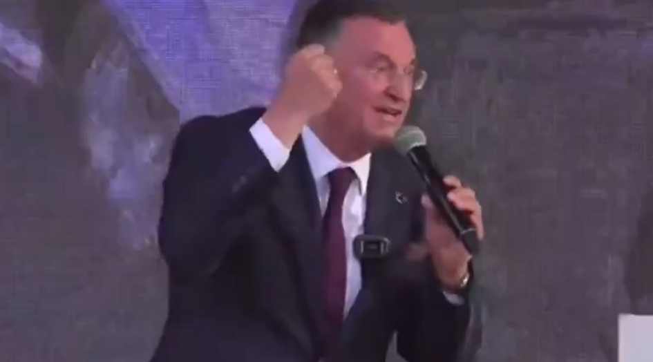 Lütfü Savaş, mitingde Gökhan Zan ve Haluk Levent'i yuhalattı