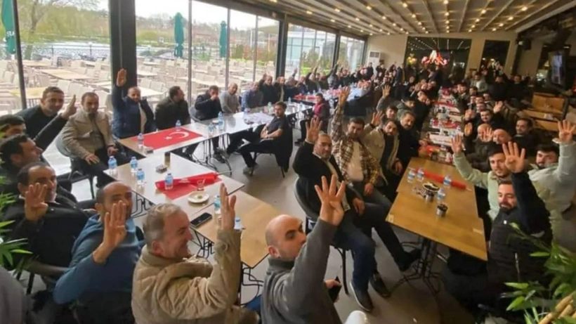 AKP'liler Türk bayraklarının üzerinde yemek yedi, rabia işaretiyle fotoğraf çektirdi