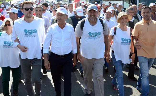 Gazeteciler de 'adalet' için yürüdü