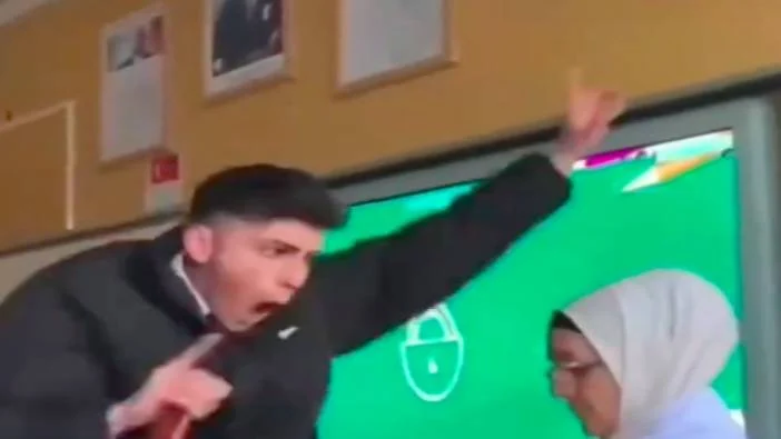 İki öğrenci, öğretmenin karşısında oynayıp Tik Tok videosu çekti