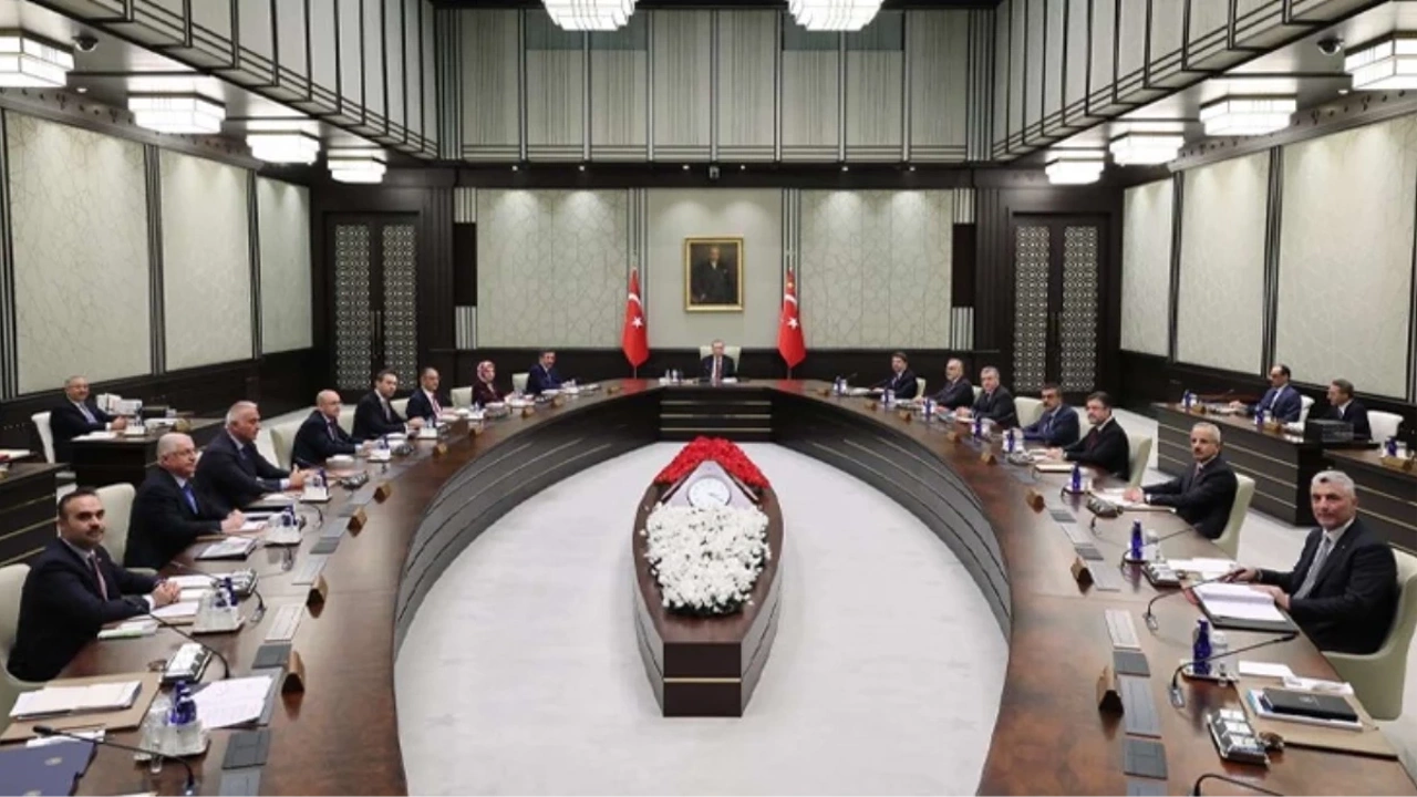 Yerel seçimlerin ardından Kabine değişikliği iddiası: O bakan kabineden affını mı istedi?