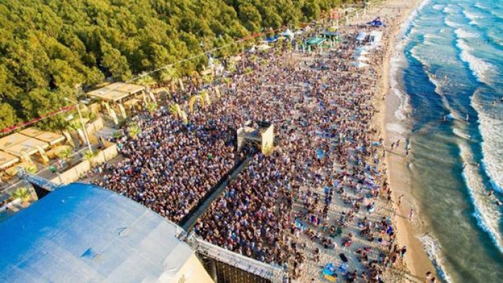 Ünlü şarkıcıların yer aldığı gençlik festivaline polis baskını