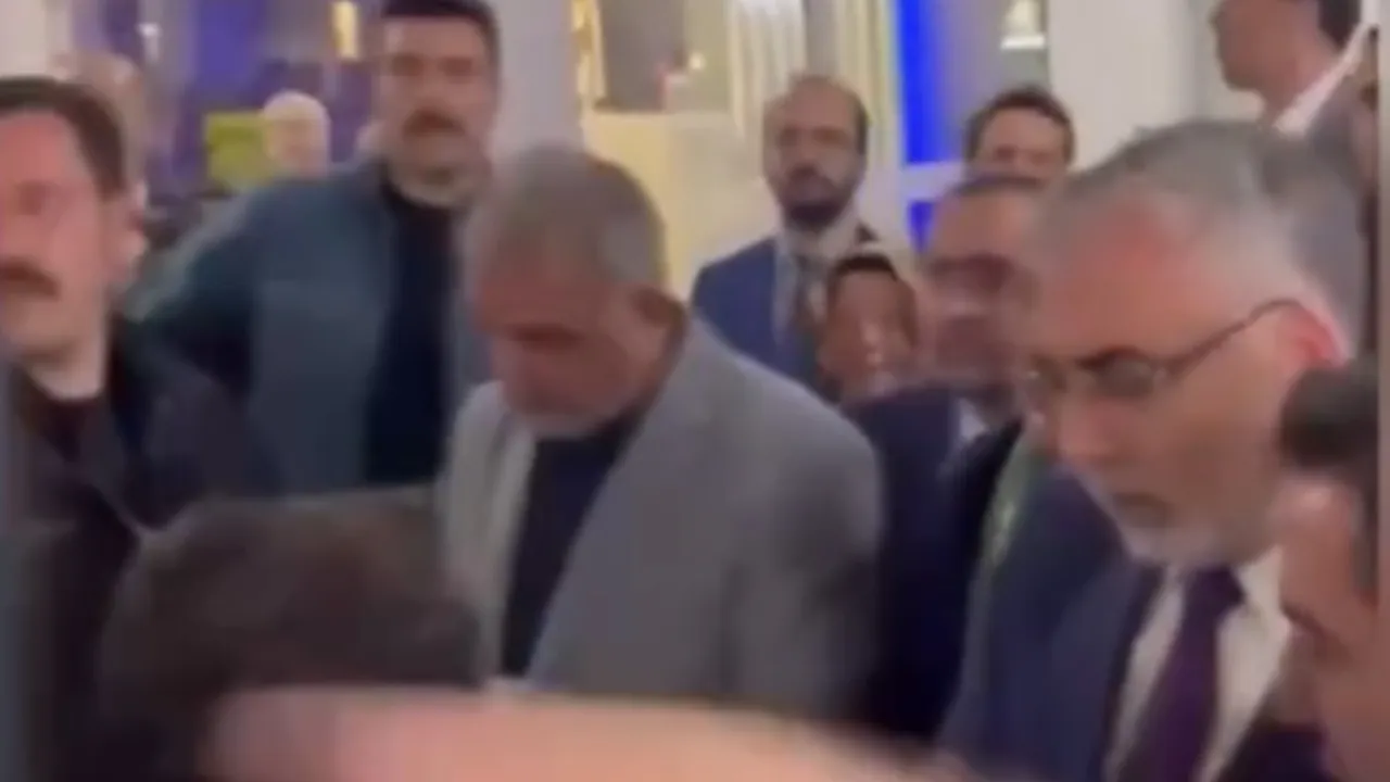 Vatandaşlar, Çalışma ve Sosyal Güvenlik Bakanı Vedat Işıkhan'ı protesto etti: Bu kirli siyaseti bırakın