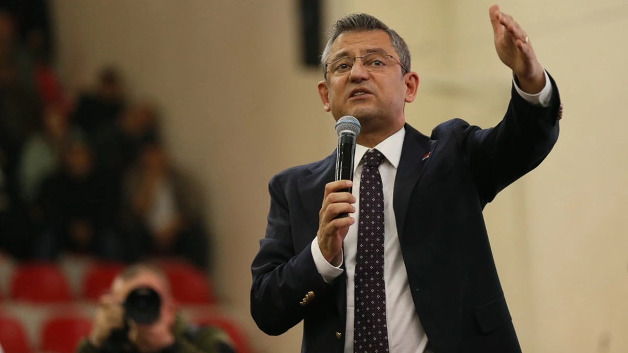 CHP lideri Özgür Özel'den Erdoğan'a emekli maaşı tepkisi: Uçan saraya para buluyor ama...