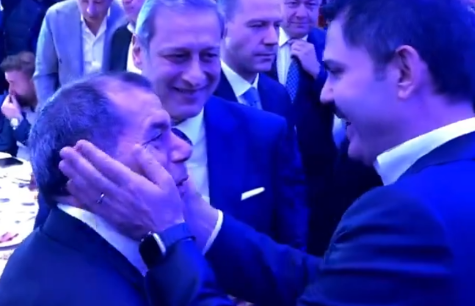Murat Kurum, Galatasaray Başkanı Dursun Özbek'i yanaklarını okşayarak sevdi