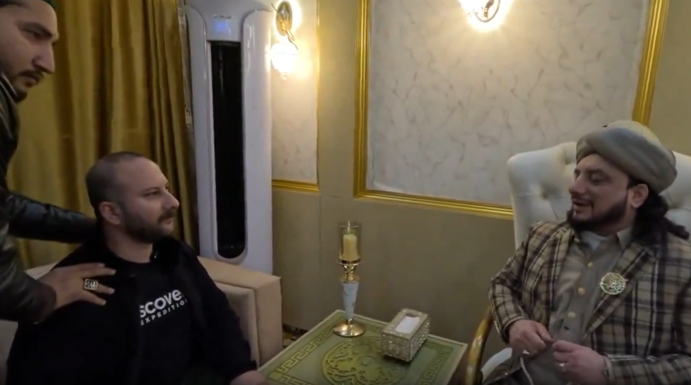 Türk YouTuber Pakistanlı 'Cuf Cuf Hoca' tarikatının inine girdi!