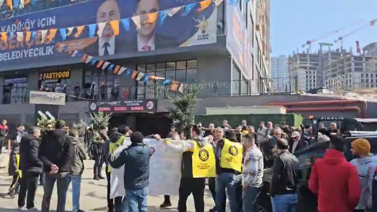AKP koordinasyon merkezinin önünde Murat Kurum'a protesto