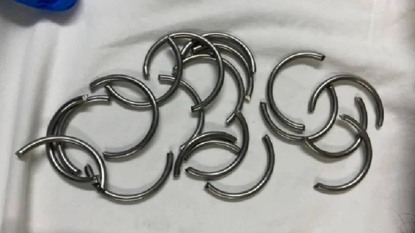 Penisine 11 tane metal halka geçirdi, hastanelik oldu