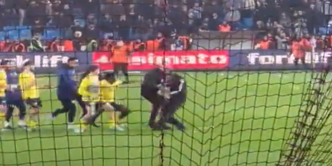 Fenerbahçe, Trabzon'u devirdi! Fenerbahçeli futbolcular kendilerine saldıran taraftarla yumruk yumruğa kavga etti