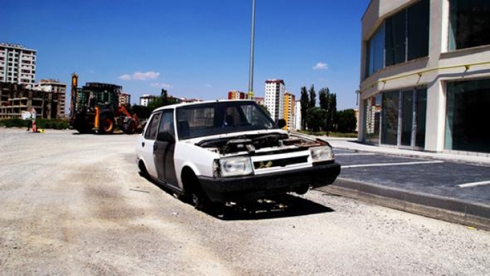 Sahibi bırakıp gitti her gelen bir parça aldı