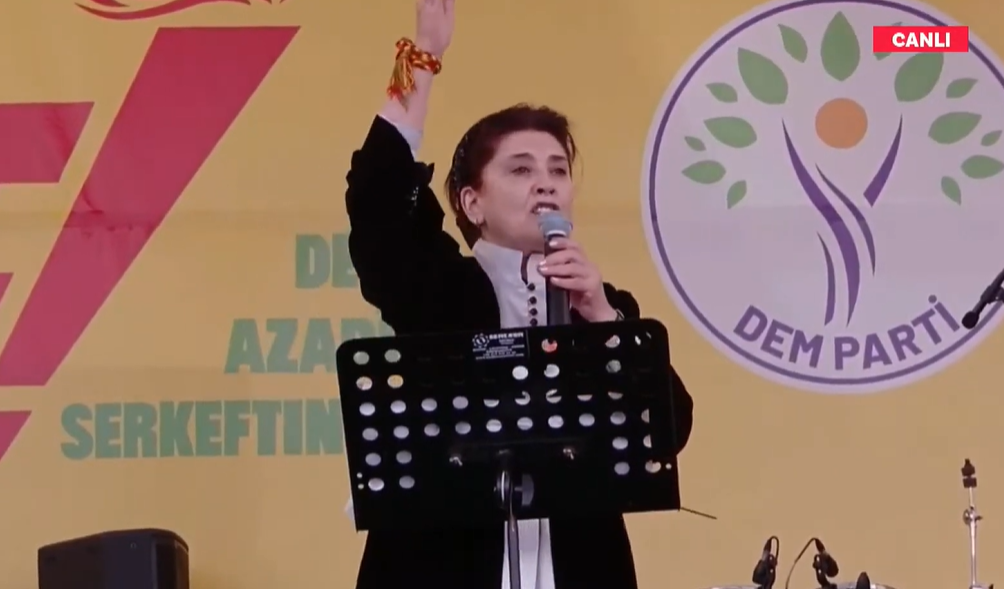 Leyla Zana, 8 yıl sonra meydanda! Diyarbakır'daki Nevruz kutlamalarında resti çekti