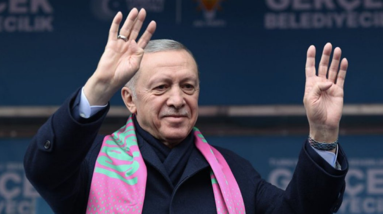 Erdoğan'ın mitingine bu tişörtle girmek isteyince gözaltına alındı! "Gerçekleri yüzümüze haykırın" demişti