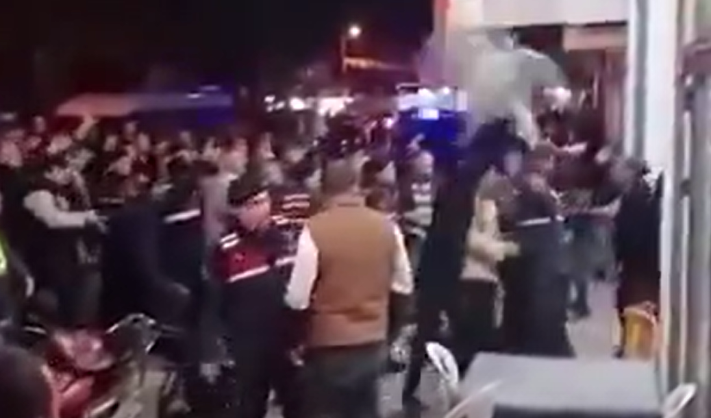 İzmir'de AKP'liler birbirine girdi! Sandalyeler havada uçuştu