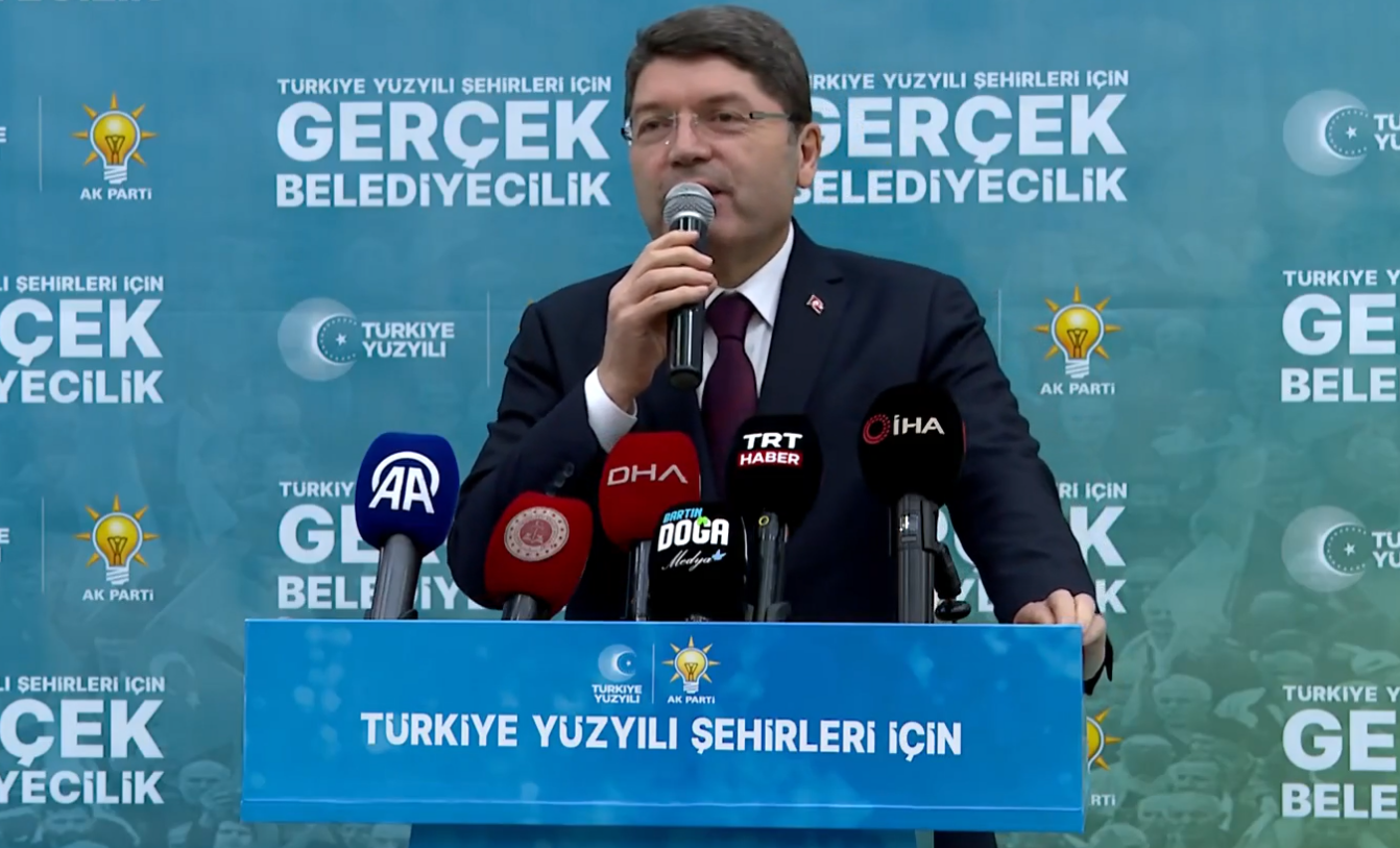 Adalet dağıtması beklenirken, oy topluyor! Yılmaz Tunç, seçim yasağını çiğnedi