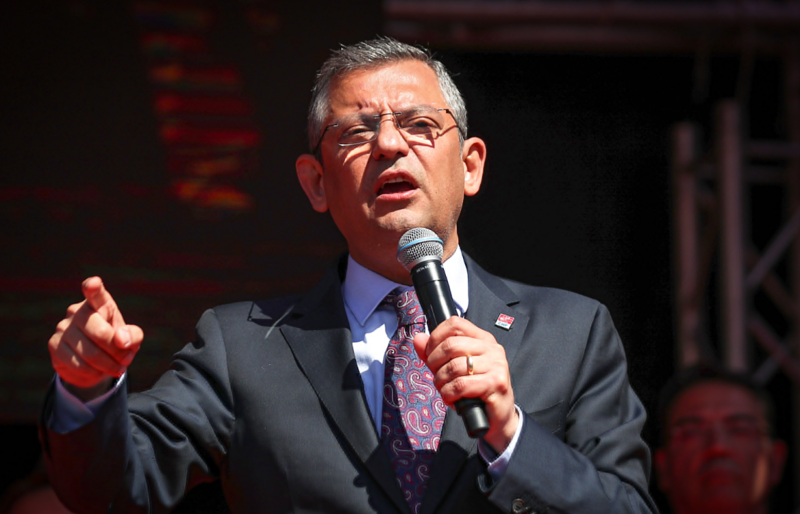 Özgür Özel, bar bar gezen Hamza Dağ'ı 'alkol yasası' üzerinden vurdu