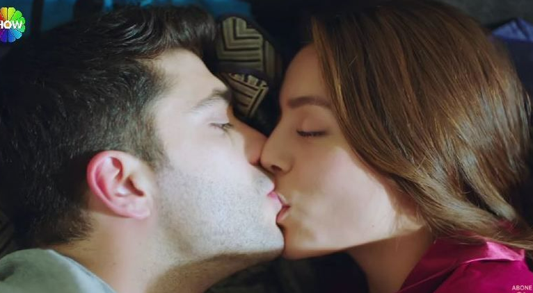 Kızılcık Şerbeti'nde 'öpüşme' krizi!