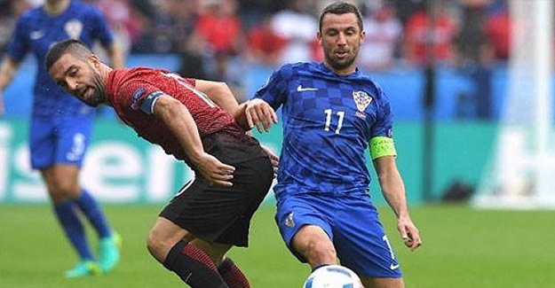 Ünlü futbolcunun babası maç esnasında vefat etti