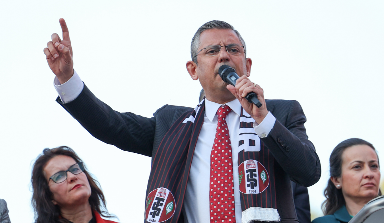Özgür Özel'in son mitingine emekliler ve tutulmayan mülakat sözü hatırlatıldı