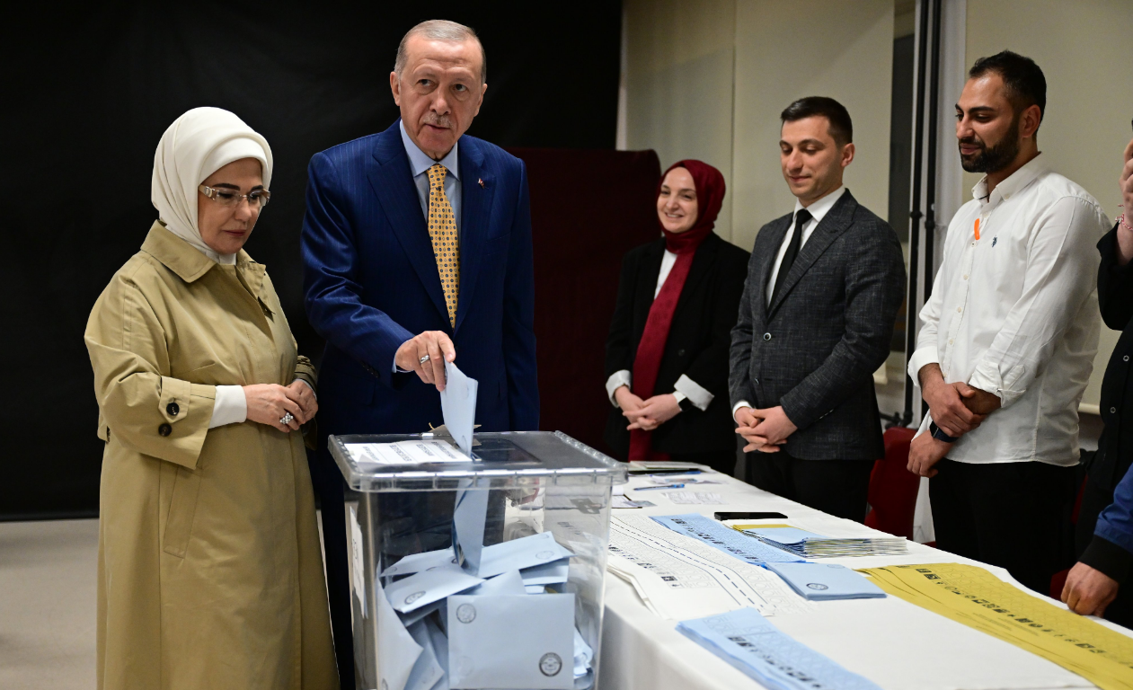 Recep Tayyip Erdoğan ve Emine Erdoğan birlikte oy kullandı