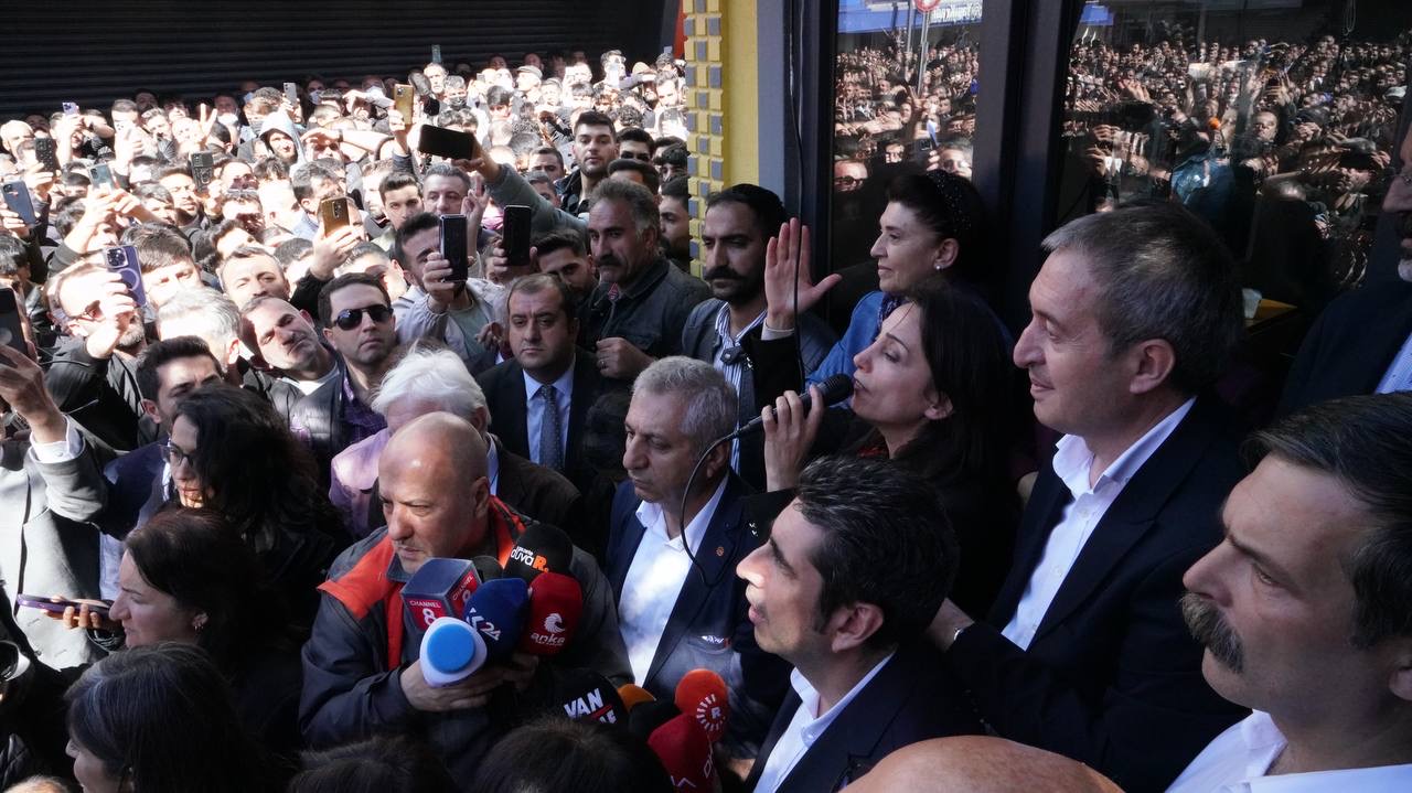 Van'da mazbata krizi! DEM Parti'den iktidara ve AKP'nin Van adayına çağrı