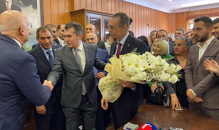 Erdal Beşikçioğlu mazbatasını alarak göreve başladı! MHP'li Enver Demirel törene katılmadı