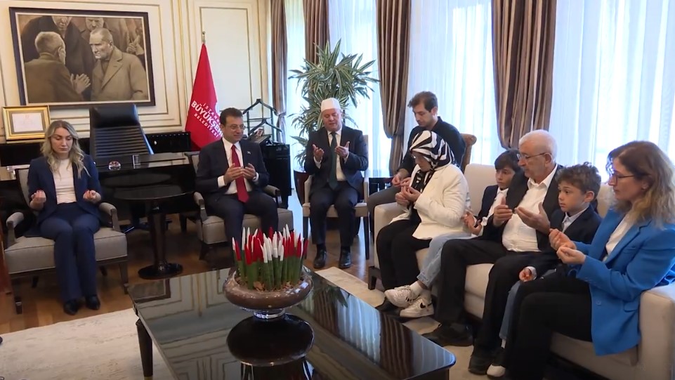 Ekrem İmamoğlu İBB'deki yeni dönemine ailesiyle dua ederek başladı