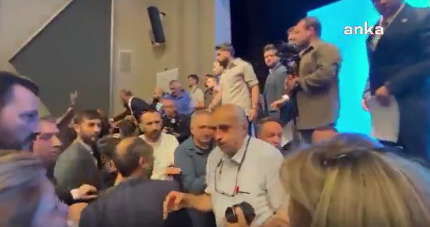 Bursa'daki mazbata töreninde yumruklar konuştu